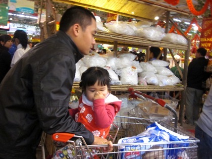 “Biển người” sắm tết, siêu thị chật cứng - 19