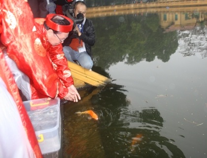 Chủ tịch nước cùng kiều bào thả cá chép tiễn ông Táo về trời - 3