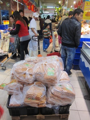 “Biển người” sắm tết, siêu thị chật cứng - 17