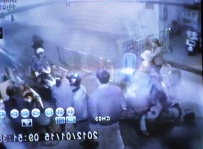 Xe máy bốc cháy đùng đùng trong tầng hầm - 1