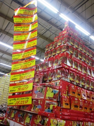 “Biển người” sắm tết, siêu thị chật cứng - 11