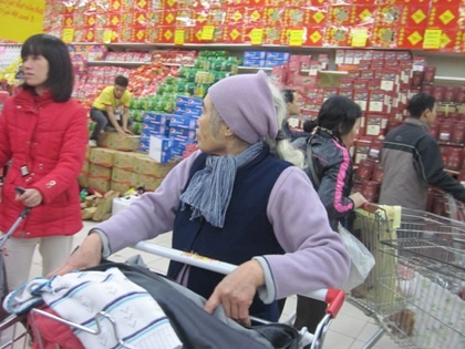 “Biển người” sắm tết, siêu thị chật cứng - 18