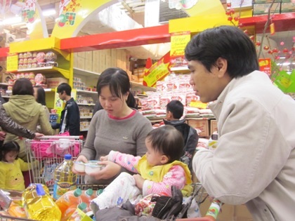 “Biển người” sắm tết, siêu thị chật cứng - 7