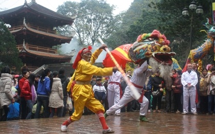 “Biển người” chen chúc trẩy hội chùa Hương - 5