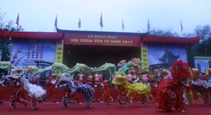 Yên Tử đón hơn 6 vạn du khách ngày khai hội - 1