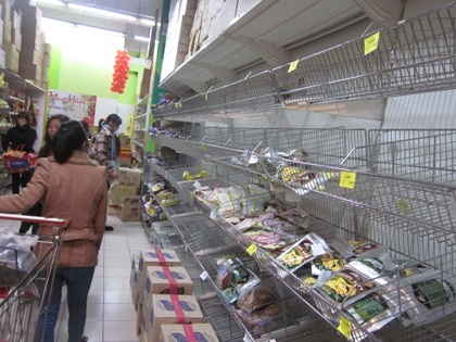 “Biển người” sắm tết, siêu thị chật cứng - 20