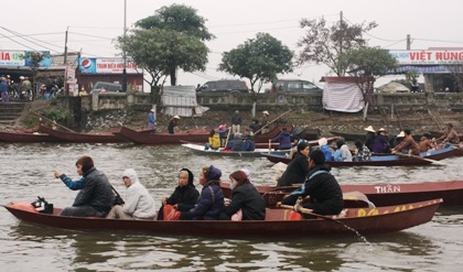 Hơn 4 vạn du khách đến chùa Hương đón thời khắc khai hội - 2