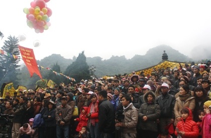 “Biển người” chen chúc trẩy hội chùa Hương - 8