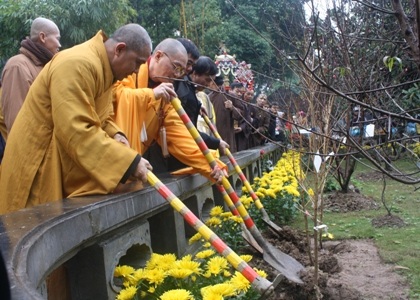 “Biển người” chen chúc trẩy hội chùa Hương - 10