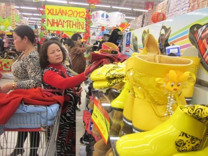 “Biển người” sắm tết, siêu thị chật cứng - 9