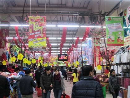 “Biển người” sắm tết, siêu thị chật cứng - 6