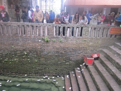 3 “ông cá thần” đền Giếng “ngạt thở” bởi... tiền lẻ - 5