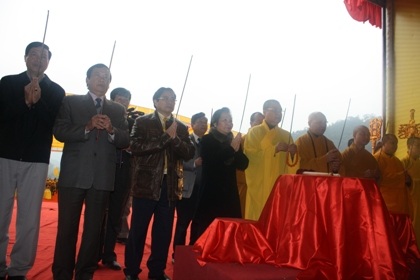 Yên Tử đón hơn 6 vạn du khách ngày khai hội - 6