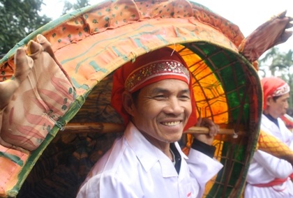 “Biển người” chen chúc trẩy hội chùa Hương - 7