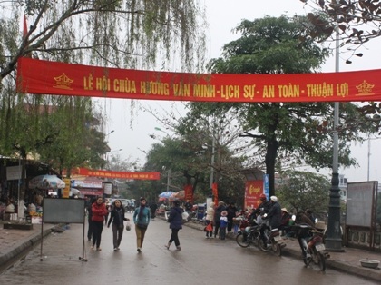 Hơn 4 vạn du khách đến chùa Hương đón thời khắc khai hội - 3