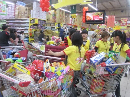 “Biển người” sắm tết, siêu thị chật cứng - 16