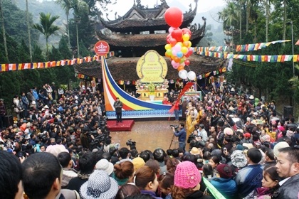 “Biển người” chen chúc trẩy hội chùa Hương - 3