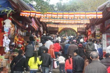 Yên Tử đón hơn 6 vạn du khách ngày khai hội - 8