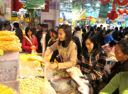 “Biển người” sắm tết, siêu thị chật cứng - 4