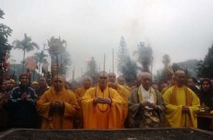 “Biển người” chen chúc trẩy hội chùa Hương - 9