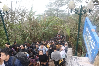 Yên Tử đón hơn 6 vạn du khách ngày khai hội - 3