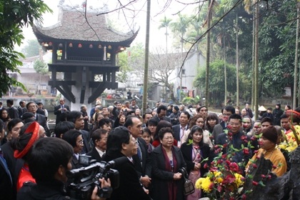 Chủ tịch nước cùng kiều bào thả cá chép tiễn ông Táo về trời - 7