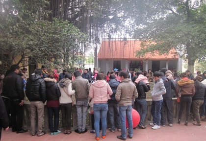 3 “ông cá thần” đền Giếng “ngạt thở” bởi... tiền lẻ - 9