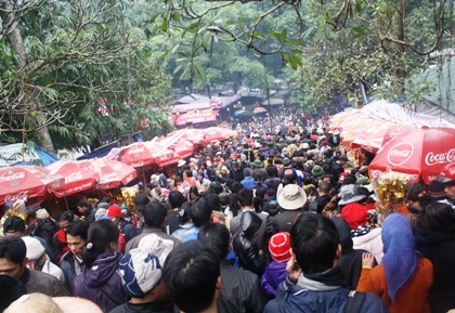 “Biển người” chen chúc trẩy hội chùa Hương - 1