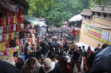 “Biển người” chen chúc trẩy hội chùa Hương - 11