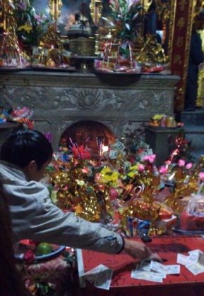 Đi lễ Bà chúa Kho: Vay tiền ảo, “đốt” tiền thật - 17 Đi lễ Bà chúa Kho: Vay tiền ảo, “đốt” tiền thật - 17