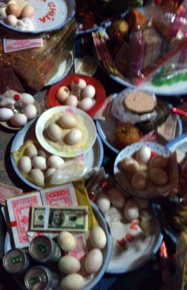 Đi lễ Bà chúa Kho: Vay tiền ảo, “đốt” tiền thật - 15 Đi lễ Bà chúa Kho: Vay tiền ảo, “đốt” tiền thật - 15