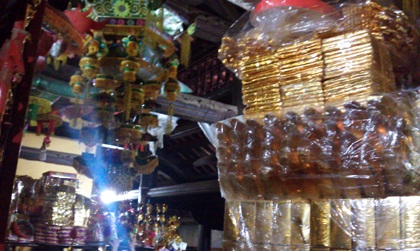 Đi lễ Bà chúa Kho: Vay tiền ảo, “đốt” tiền thật - 19 Đi lễ Bà chúa Kho: Vay tiền ảo, “đốt” tiền thật - 19