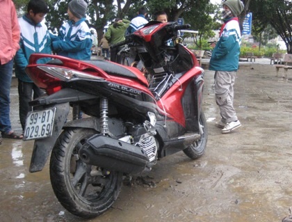 Vụ cháy xe trong sân trường: Dây dẫn xăng bị chuột cắn đứt - 1