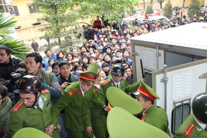 Người nhà nạn nhân bức xúc bỏ về, luật sư “phản pháo” tại tòa - 3