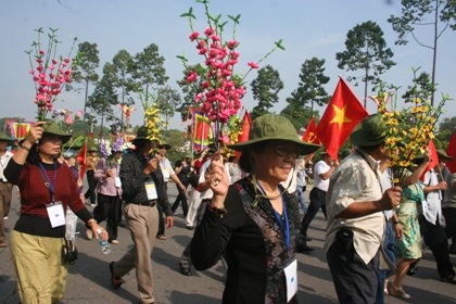 Đón bà con kiều bào về dự “Xuân quê hương 2012” - 1