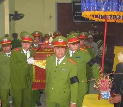 Hàng ngàn người tiễn đưa chiến sĩ công an hy sinh khi truy bắt tội phạm - 1