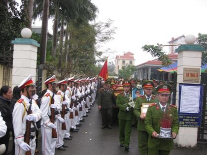 Hàng ngàn người tiễn đưa chiến sĩ công an hy sinh khi truy bắt tội phạm - 3