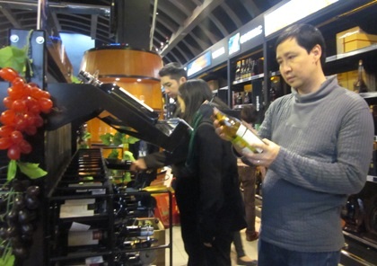 “Biển người” sắm tết, siêu thị chật cứng - 3