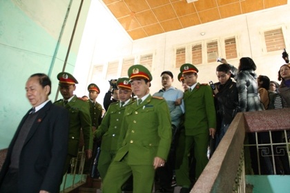 Người nhà nạn nhân bức xúc bỏ về, luật sư “phản pháo” tại tòa - 1