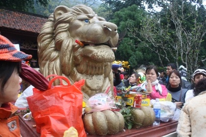 Lễ hội chùa Hương: Du khách thiếu ý thức, BTC mệt nhoài - 6