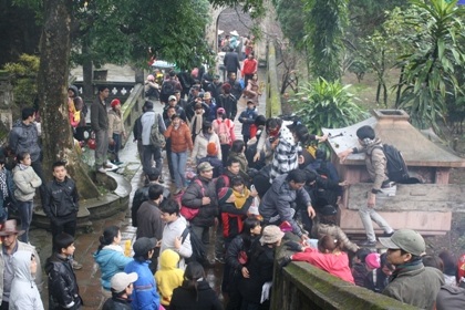 Lễ hội chùa Hương: Du khách thiếu ý thức, BTC mệt nhoài - 4