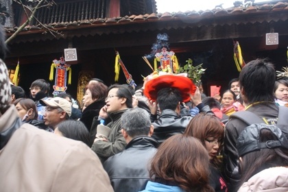 Lễ hội chùa Hương: Du khách thiếu ý thức, BTC mệt nhoài - 3