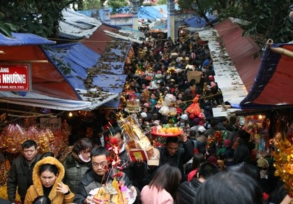 Đạo chích đổ về đền Bà chúa Kho “vay” tiền… du khách - 1 Đạo chích đổ về đền Bà chúa Kho “vay” tiền… du khách - 1