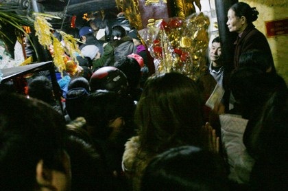 Đạo chích đổ về đền Bà chúa Kho “vay” tiền… du khách - 2 Đạo chích đổ về đền Bà chúa Kho “vay” tiền… du khách - 2