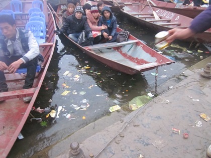 Lễ hội chùa Hương: Du khách thiếu ý thức, BTC mệt nhoài - 2