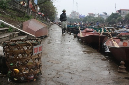 Lễ hội chùa Hương: Du khách thiếu ý thức, BTC mệt nhoài - 1