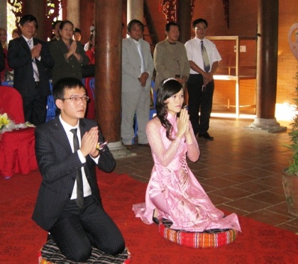Đầu xuân lên chùa làm lễ cưới - 3