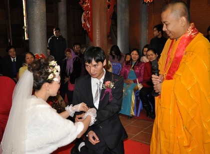 Đầu xuân lên chùa làm lễ cưới - 2
