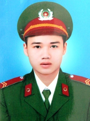Hàng ngàn người tiễn đưa chiến sĩ công an hy sinh khi truy bắt tội phạm - 2 Hàng ngàn người tiễn đưa chiến sĩ công an hy sinh khi truy bắt tội phạm - 2