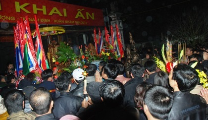 Biển người chen nhau “cướp” lộc sau thời khắc khai ấn đền Trần - 4